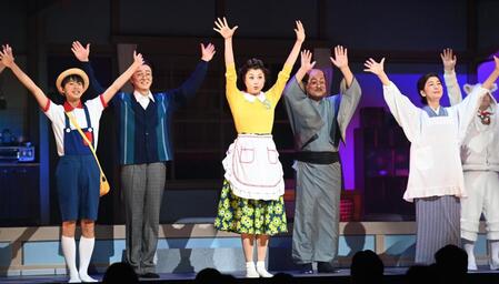 　共演者らとダンスを披露する藤原紀香（中央）＝撮影・園田高夫