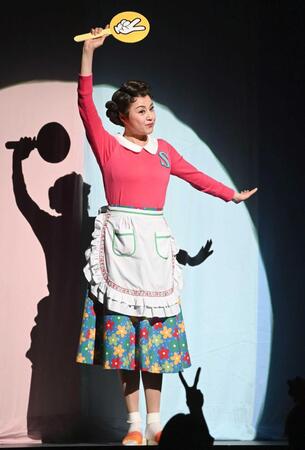 　オープニングで藤原紀香が演じるサザエさん（撮影・園田高夫）