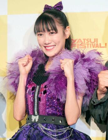 　笑顔を見せる高城れに