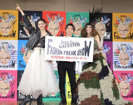 　笑顔でポーズを決める（左から）森星、増田貴久、萬田久子（撮影・吉澤敬太）