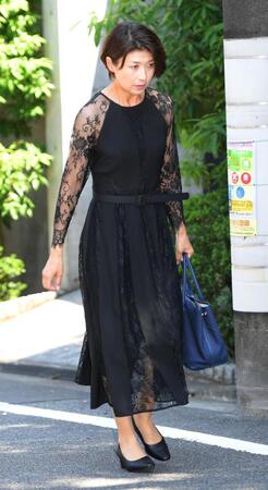 　弔問に訪れたフリーアナウンサーの青山祐子さん（撮影・佐藤厚）