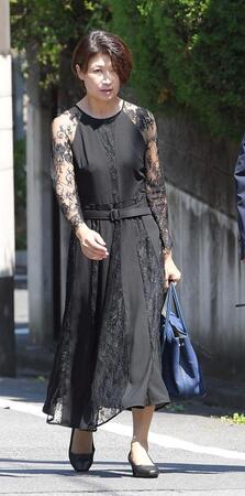 　弔問に訪れた青山祐子アナ（撮影・佐藤厚）