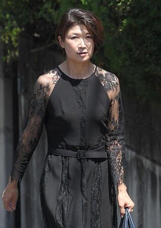 　弔問に訪れた青山祐子アナ（撮影・佐藤厚）