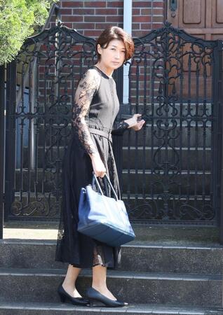 　弔問を終えた元ＮＨＫアナウンサーの青山祐子さん（撮影・佐々木彰尚）