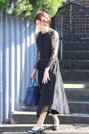 　弔問を終えた元ＮＨＫアナウンサーの青山祐子さん（撮影・佐々木彰尚）