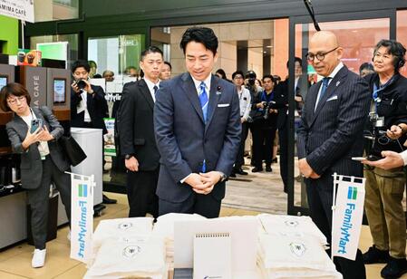 　備蓄米が販売されたファミリーマートの店舗を視察する小泉農相（中央）＝代表撮影
