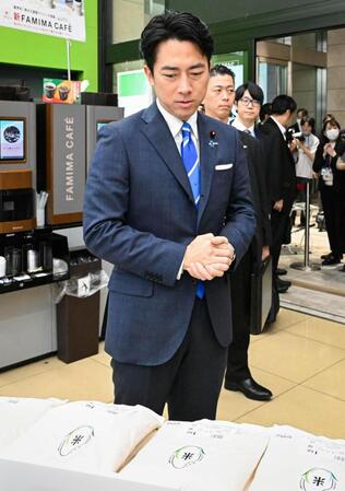 備蓄米が販売されたファミリーマートの店舗を視察する小泉農相（代表撮影）