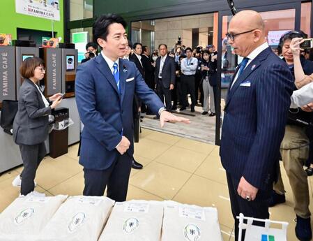 備蓄米が販売されたファミリーマートの店舗を視察する小泉農相。右は細見研介社長（代表撮影）