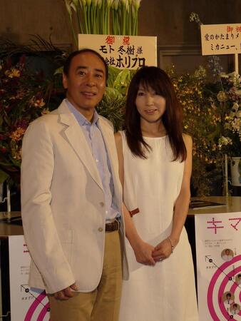 　２０１０年５月５日、妻・由美さんと結婚を報告したモト冬樹