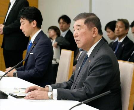 コメ政策を巡る関係閣僚会議で発言する石破首相。左は小泉農相