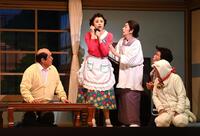 　藤原紀香が演じるサザエさん（左から２人目）＝撮影・園田高夫