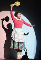 　オープニングで藤原紀香が演じるサザエさん（撮影・園田高夫）