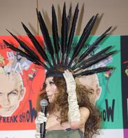 　ジャンポール・ゴルチエの衣装で登場した萬田久子（撮影・吉澤敬太）