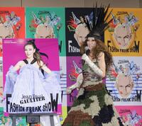 　レスリー・キー氏が撮影したキービジュアルを披露する萬田久子（撮影・吉澤敬太）