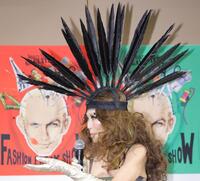 　ジャンポール・ゴルチエのヘッドドレスを着け登壇した萬田久子（撮影・吉澤敬太）