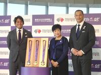　世界陸上のメダルを前に笑顔の（左から）織田裕二、小池百合子都知事、室伏広治氏