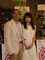 　２０１０年５月５日、妻・由美さんと結婚を報告したモト冬樹