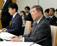 コメ政策を巡る関係閣僚会議で発言する石破首相。左は小泉農相