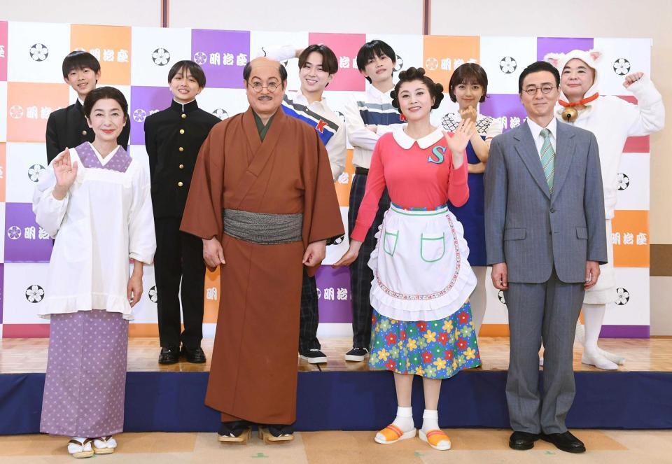 　初日を前に気合が入る（前列左から）高橋惠子、松平健、藤原紀香、葛山信吾（後列同）松﨑光、藤代翔真、佐藤友祐、草川直弥、平尾帆夏、酒井敏也（撮影・園田高夫）