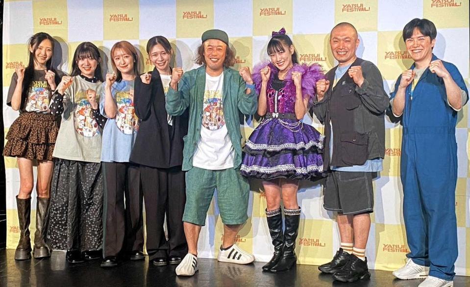 　（左から）東京女子流の山邊未夢、新井ひとみ、中江友梨、庄司芽生、エレキコミックのやついいちろう、ももいろクローバーＺの高城れに、ラブレターズの塚本直毅、溜口佑太朗