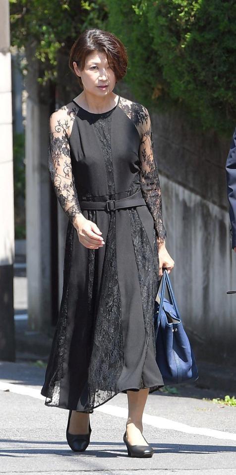 　弔問に訪れた青山祐子アナ（撮影・佐藤厚）