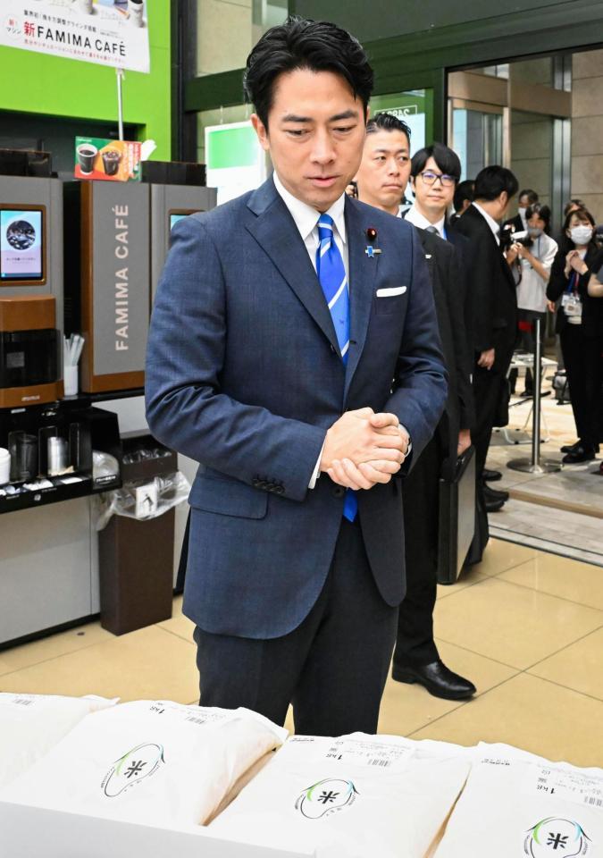 備蓄米が販売されたファミリーマートの店舗を視察する小泉農相（代表撮影）