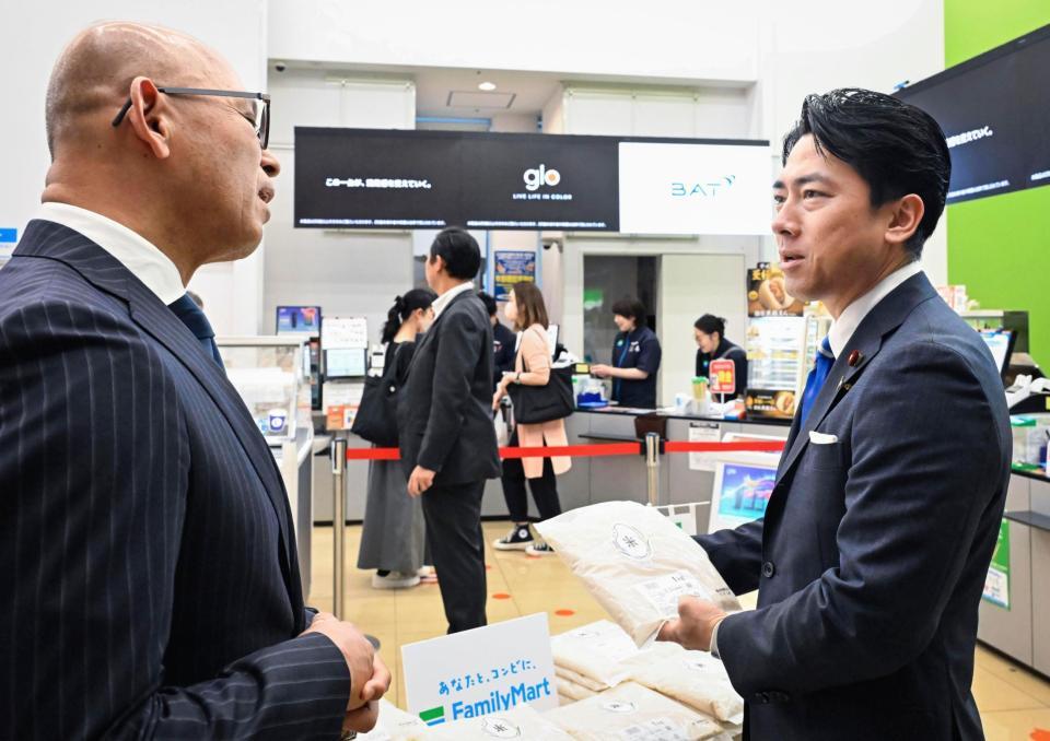 備蓄米が販売されたファミリーマートの店舗を視察する小泉農相。左は細見研介社長（代表撮影）