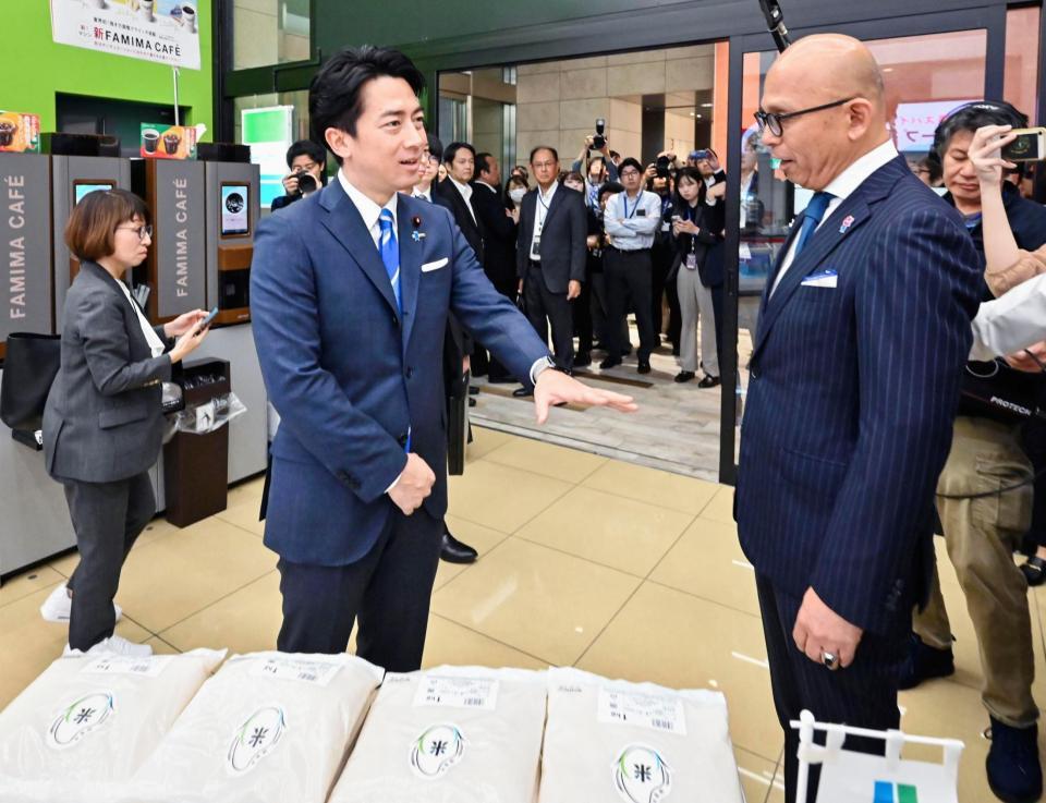 備蓄米が販売されたファミリーマートの店舗を視察する小泉農相。右は細見研介社長（代表撮影）