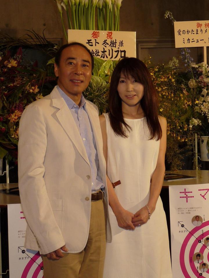 　２０１０年５月５日、妻・由美さんと結婚を報告したモト冬樹