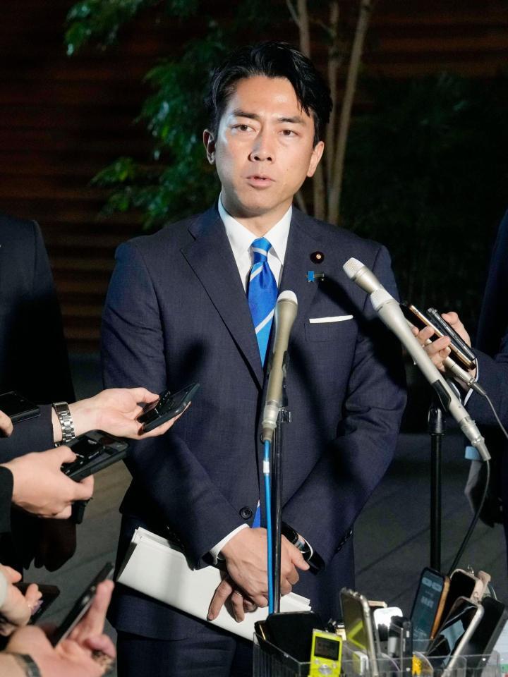 コメ政策を巡る関係閣僚会議後、記者団の取材に応じる小泉農相