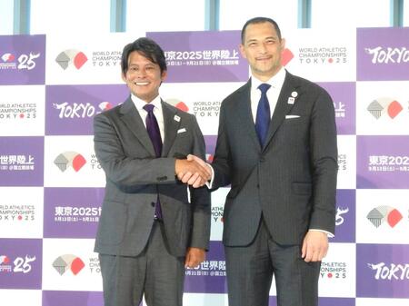 　笑顔の（左から）織田裕二、室伏広治氏