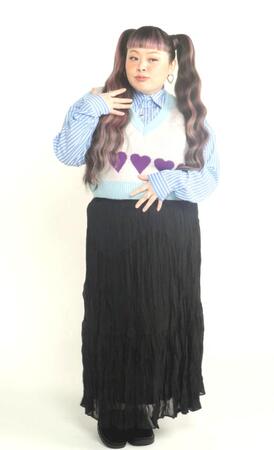 　かわいらしくポーズを取り撮影に応じた渡辺直美