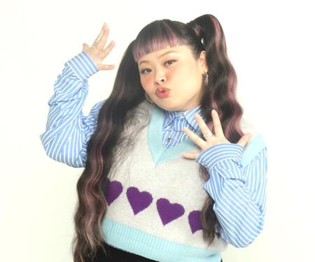 　かわいらしくポーズを取り撮影に応じた渡辺直美