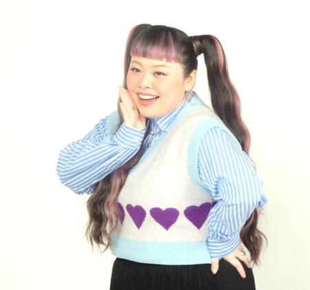 　かわいらしくポーズを取り撮影に応じた渡辺直美