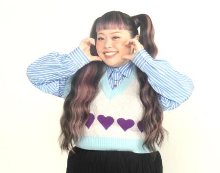 　かわいらしくポーズを取り撮影に応じた渡辺直美