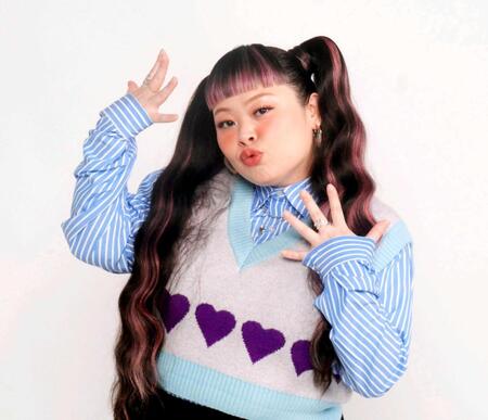 　かわいらしいポーズを決める渡辺直美