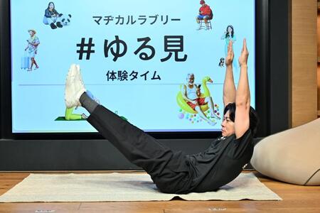 　「Ｖポーズ」を見せるマヂカルラブリーの野田クリスタル