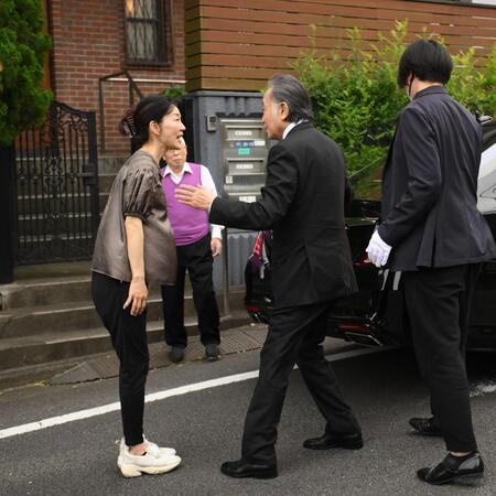 　長嶋茂雄さんの自宅に訪れて長島三奈さん（左）に迎えられる北大路欣也（撮影・堀内翔）