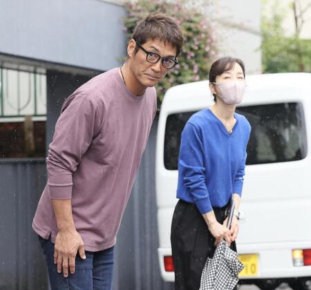 　報道陣に一礼する長嶋一茂氏（手前）と長島三奈さん＝３日