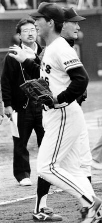 　ダイエーとのオープン戦の試合終了後、長嶋茂雄監督に迎えられる巨人・長嶋一茂（手前）＝１９９３年３月６日