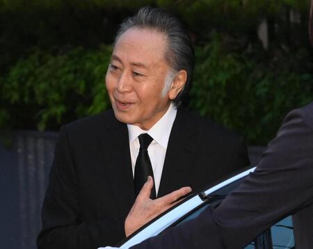 　長嶋茂雄さんの自宅を後にする北大路欣也（撮影・堀内翔）