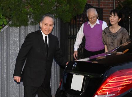 　長嶋茂雄さんの自宅を後にする北大路欣也（左）。右端は長島三奈さん（撮影・堀内翔）