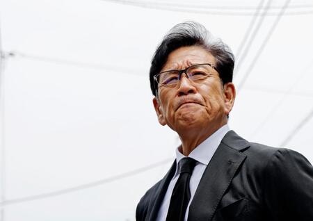 　長嶋茂雄さんの自宅を弔問に訪れ、取材に応じる栗山英樹さん