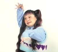 　ユニークにポーズを取り撮影に応じた渡辺直美