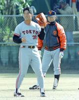 　春季キャンプで一茂の練習を見守る長嶋茂雄さん＝１９９３年２月９日