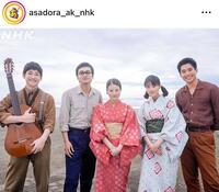 「あんぱん」の公式インスタグラム＠ａｓａｄｏｒａ＿ａｋ＿ｎｈｋより。右から千尋役の中沢元紀、メイコ役の原菜乃華