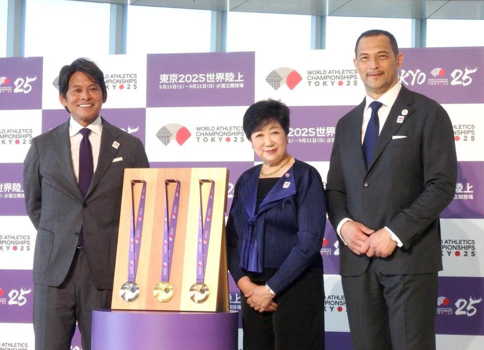 　世界陸上のメダルの前で記念撮影をする（左から）織田裕二、小池百合子都知事、室伏広治氏