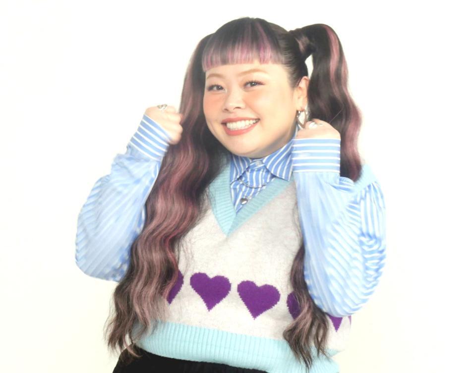 　かわいらしくポーズを取り撮影に応じた渡辺直美