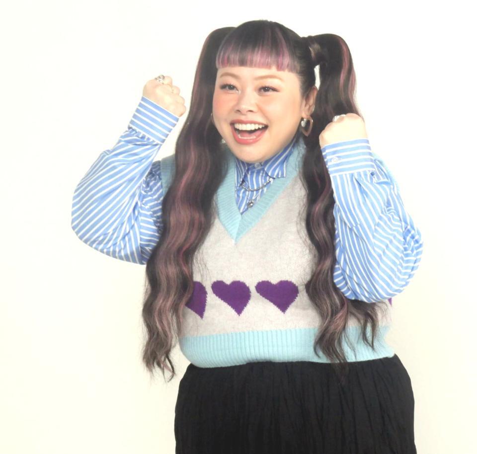 　かわいらしくポーズを取り撮影に応じた渡辺直美