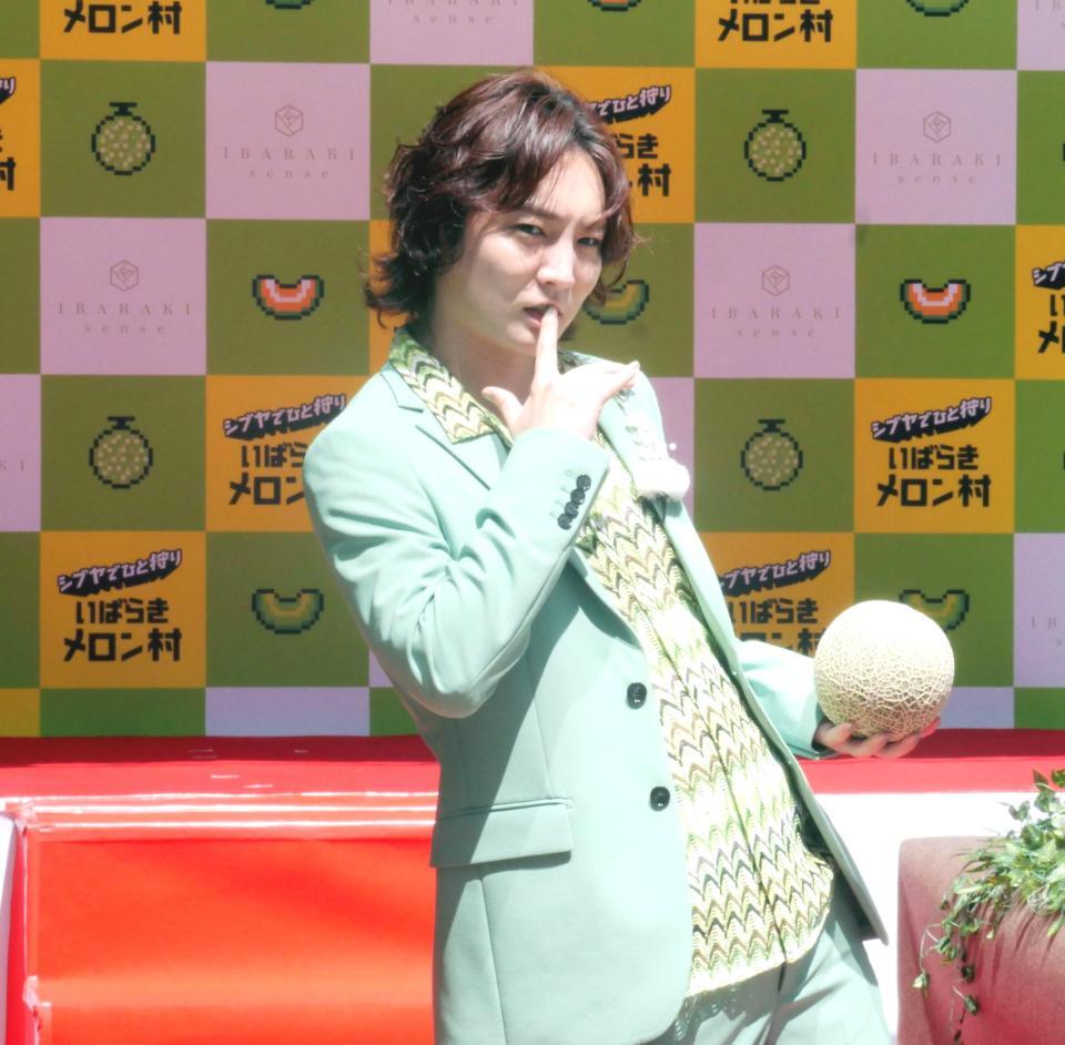 　メロン片手に決めポーズを取るすがちゃん最高Ｎｏ．１